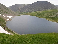 Озеро внизу перевала