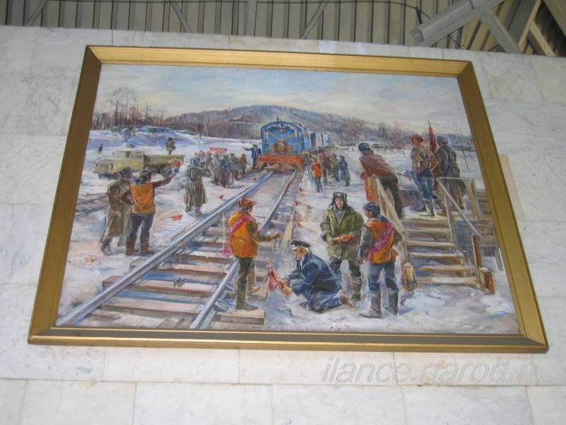Картины на вокзале Тынды. Фото: Егоровой Марины